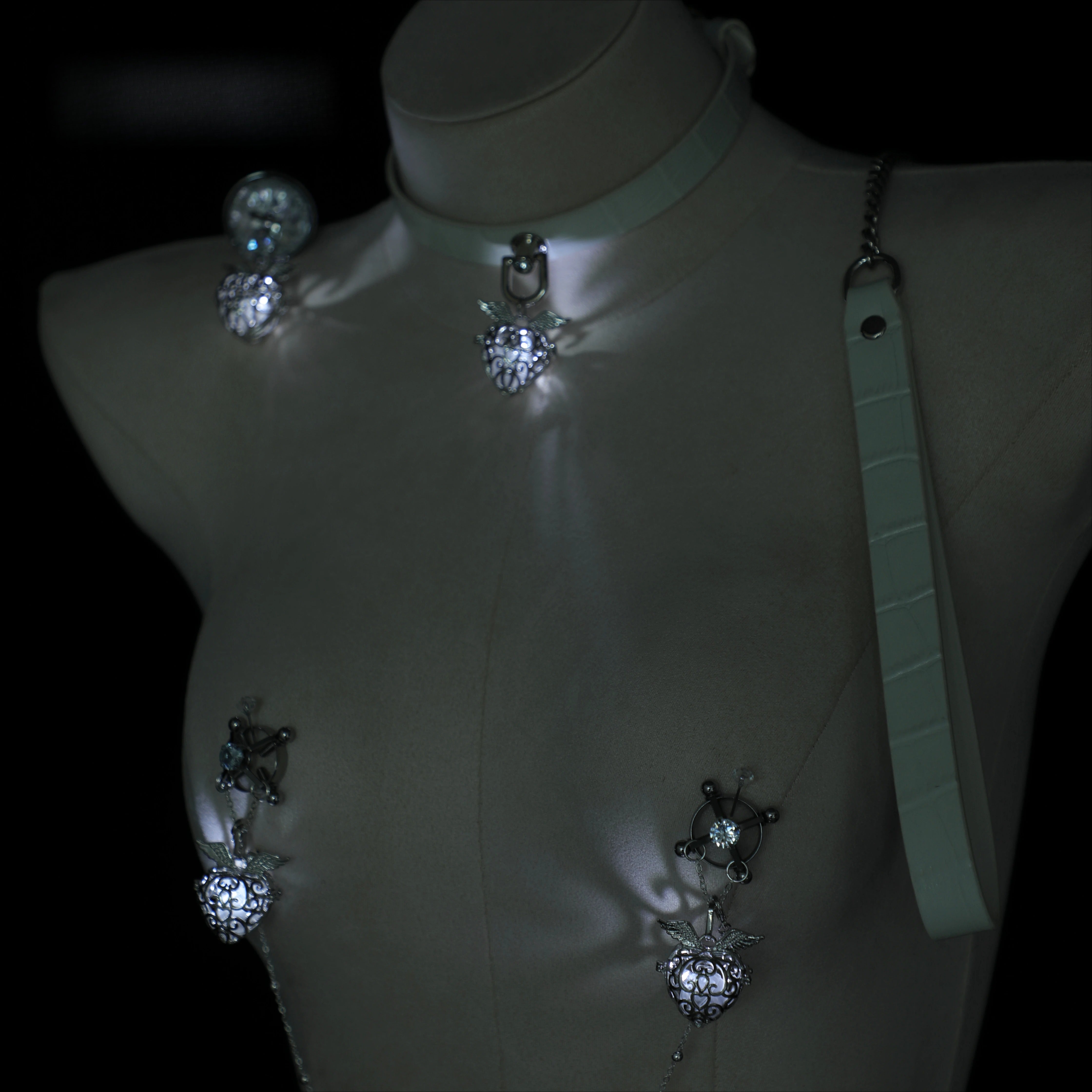 Embossed cowhide collar luminous clip small tail set bell