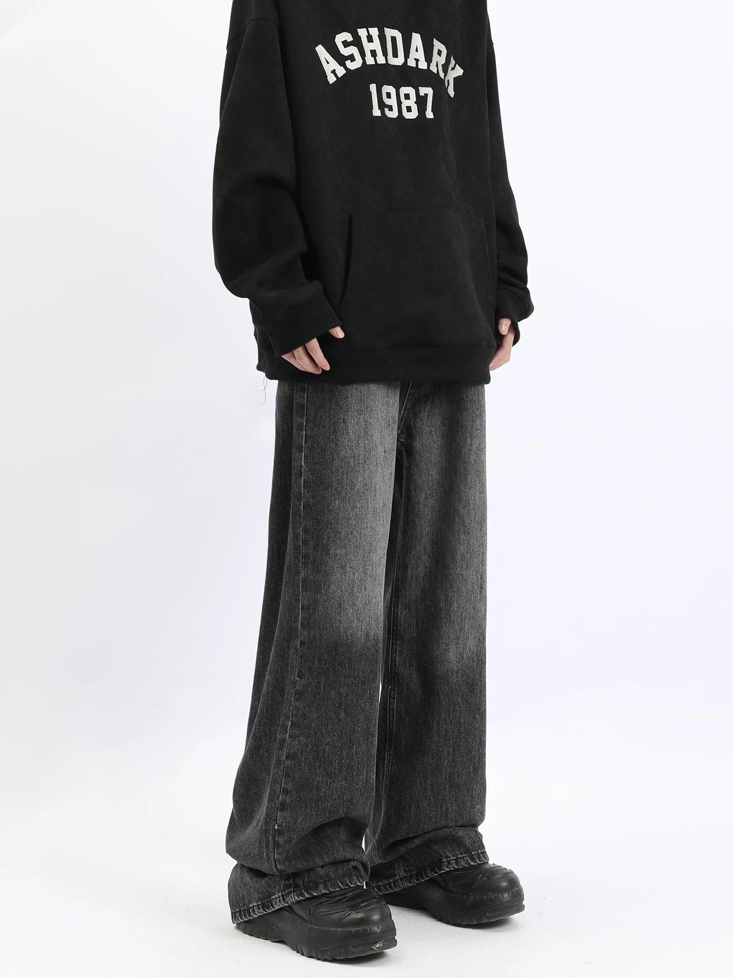 Versatile straight-leg jeans for trendsetters: relaxed fit, light wash denim SIN083