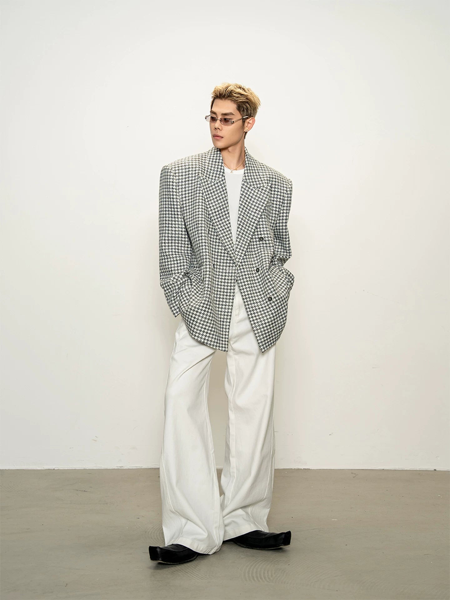 Reimagining a classic: premium grayish-white houndstooth shoulder-padded blazer - relaxed fit, structured silhouette