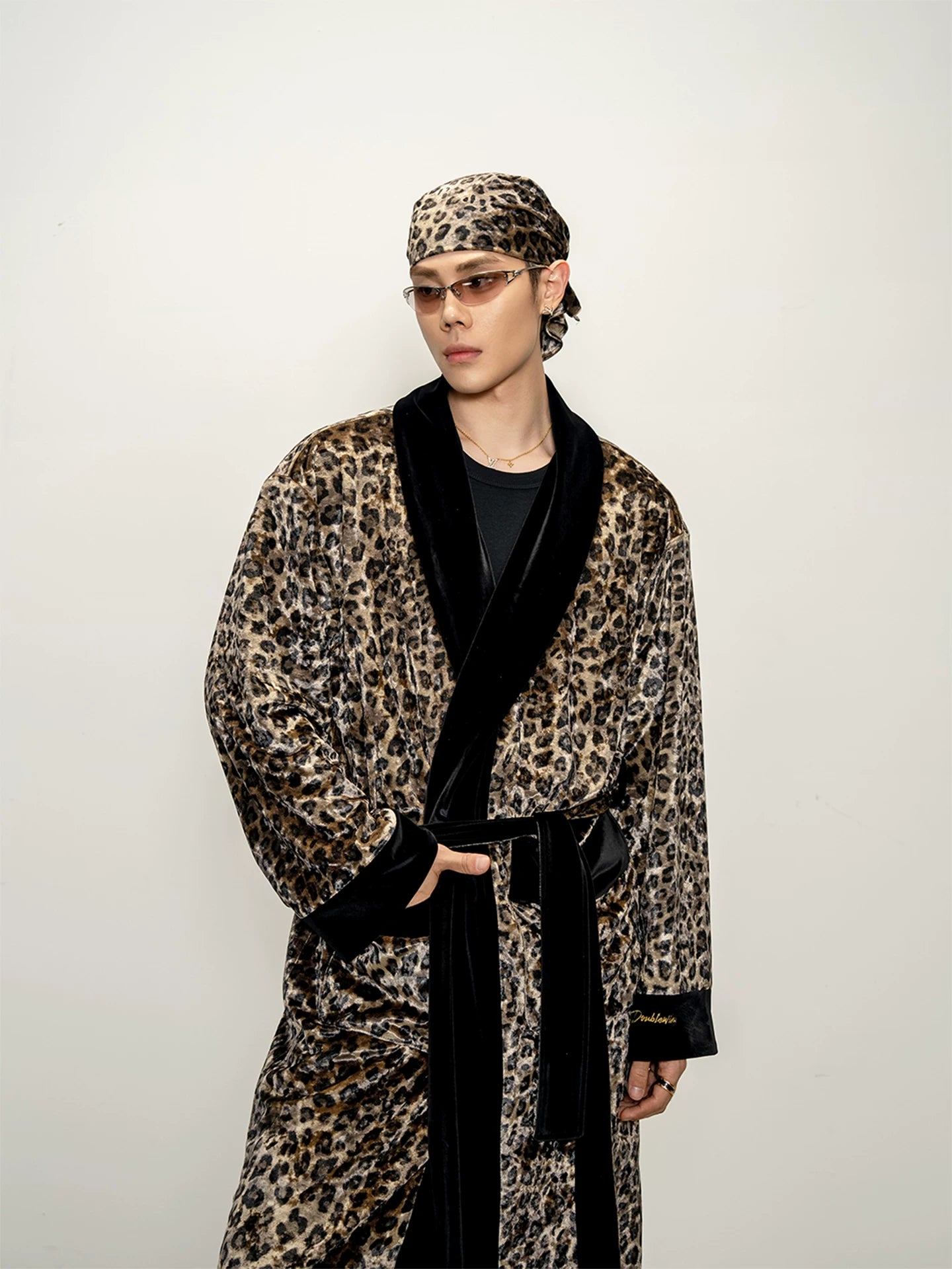 Luxury undercurrent: vintage-inspired, heavyweight velvet leopard print robe - comfortable loungewear & sleepwear