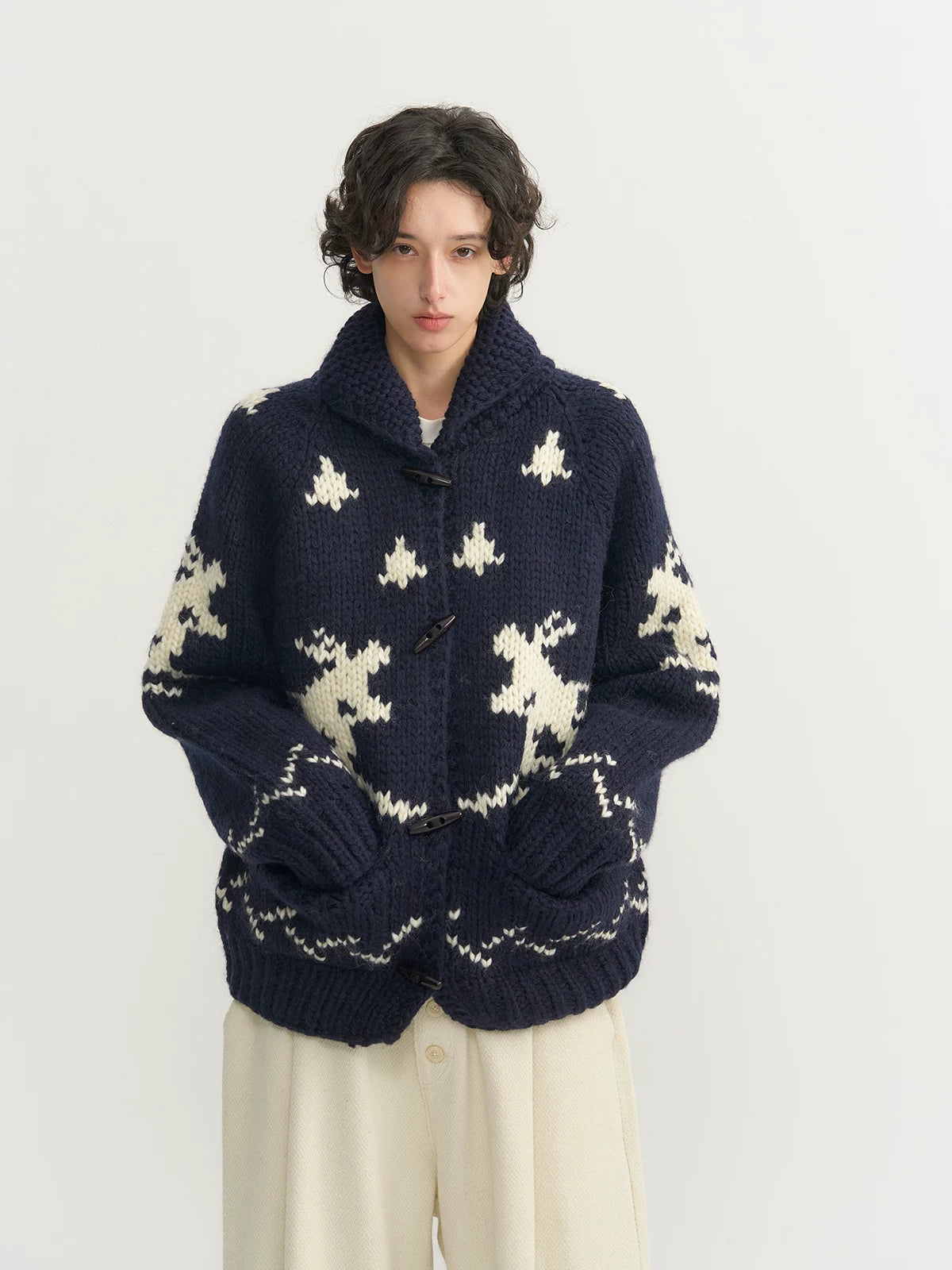 Scandinavian style fair island lazy thick needle horn button snow handle sweateroutwear SIN0892