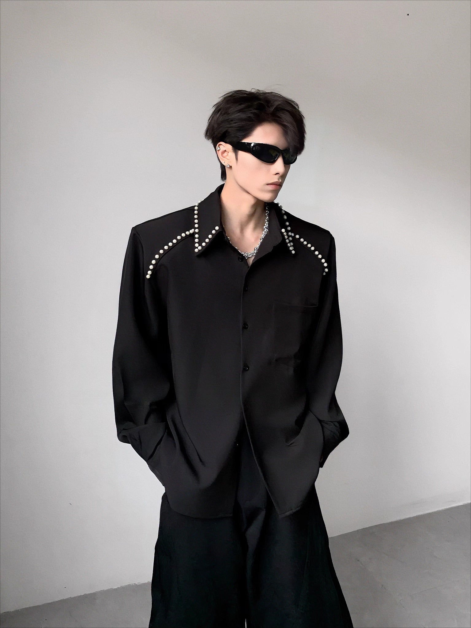 Light luxury pearl decorative design sense shoulder pad black shirt men's autumn high-end extravagant sense long-sleeved shirt