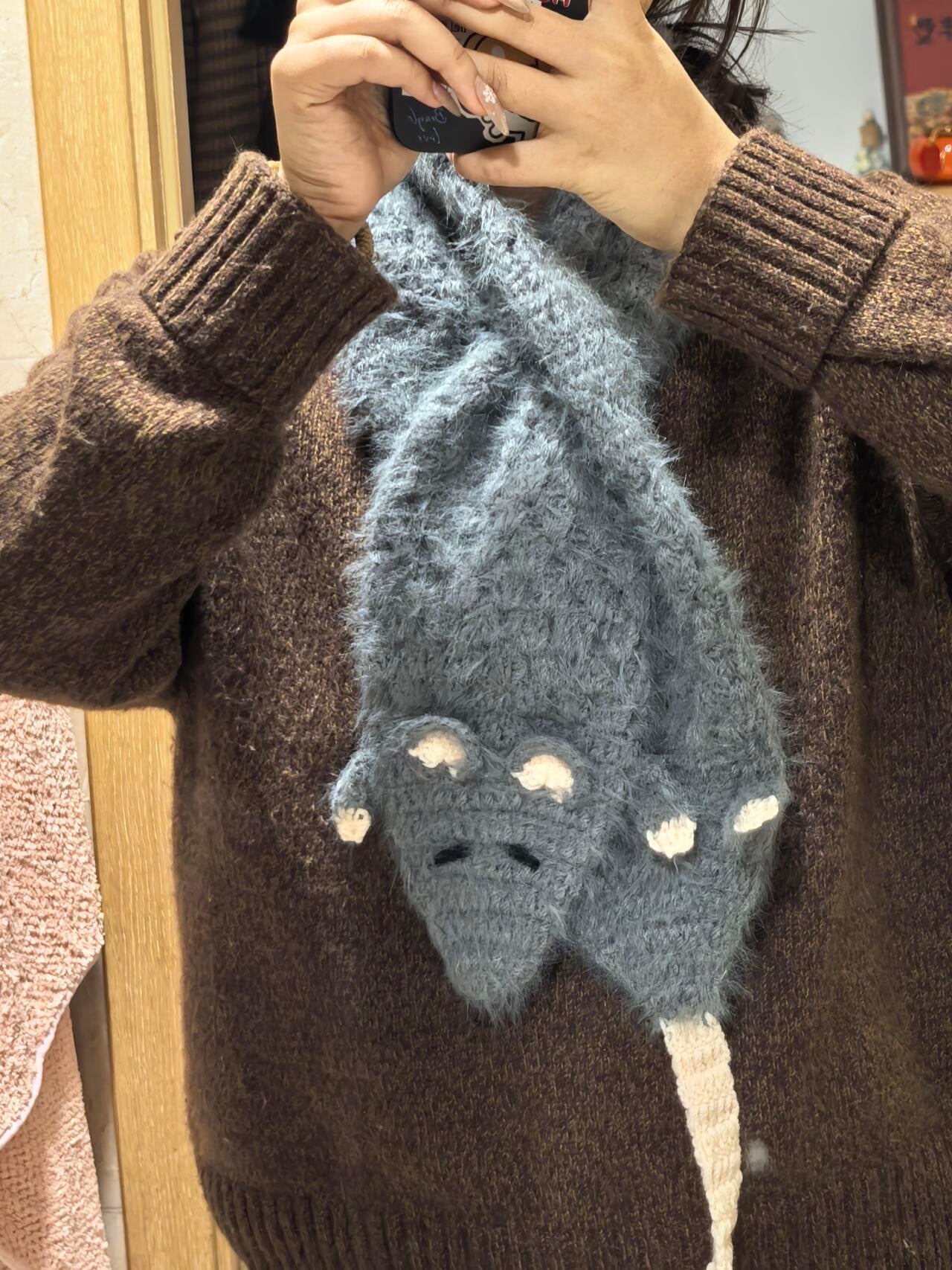 Mouse with long scarf and tail