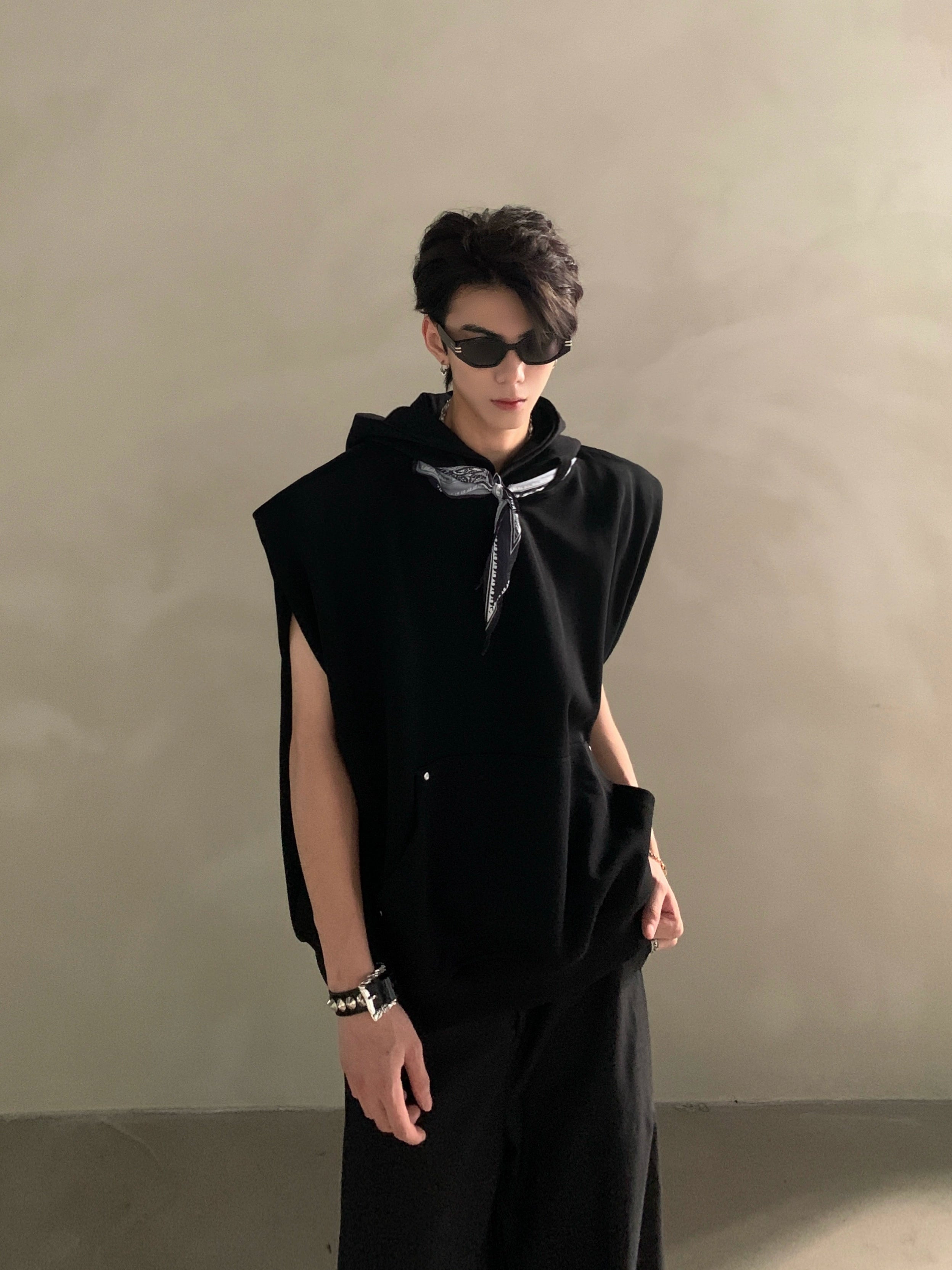 Summer high-end sense niche design sense silk scarf collar sleeveless T-shirt male ruffian handsome silhouette half-sleeve tide