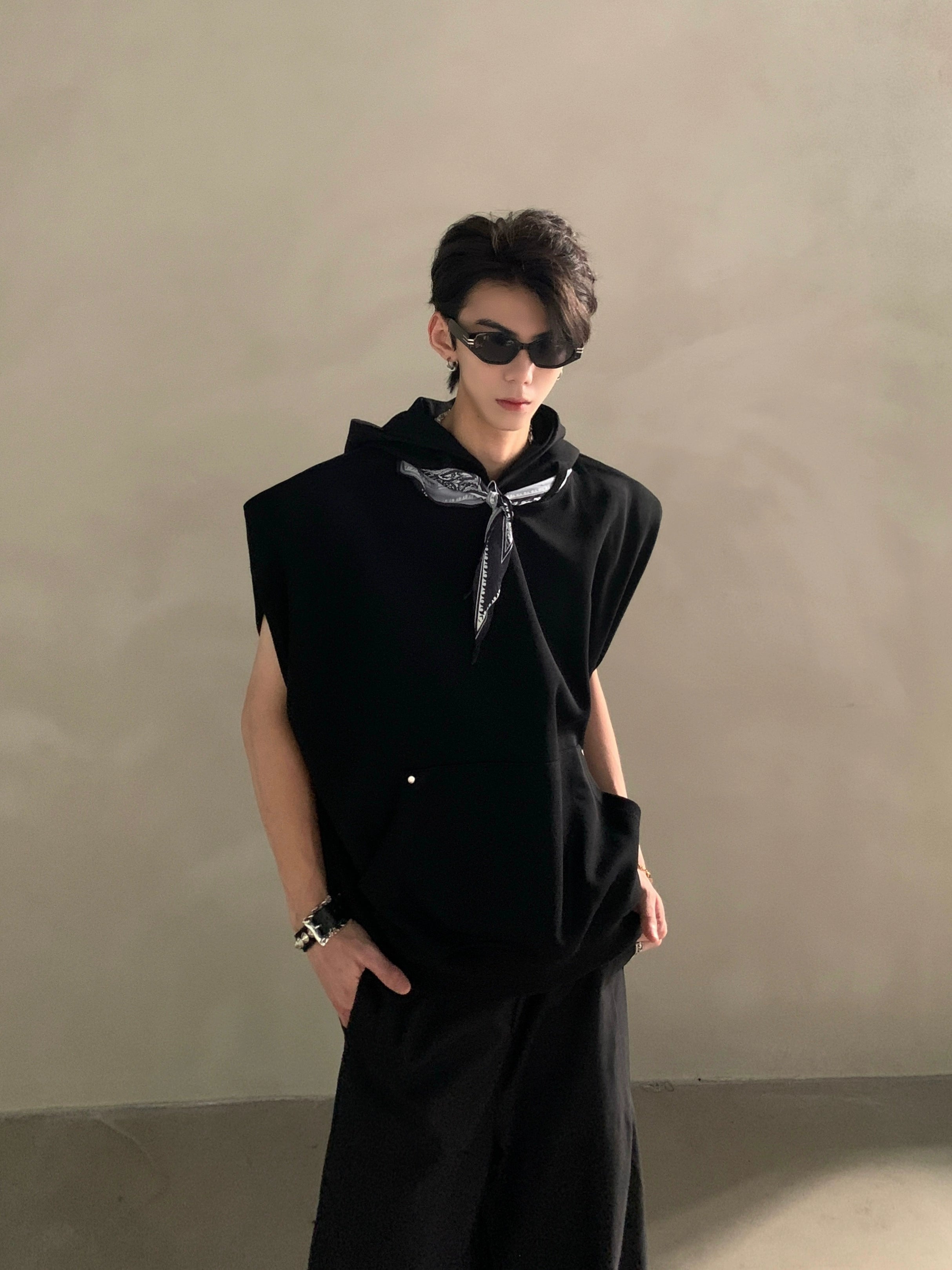 Summer high-end sense niche design sense silk scarf collar sleeveless T-shirt male ruffian handsome silhouette half-sleeve tide