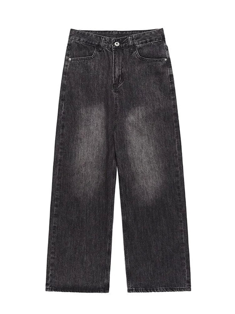 Versatile straight-leg jeans for trendsetters: relaxed fit, light wash denim  SIN083
